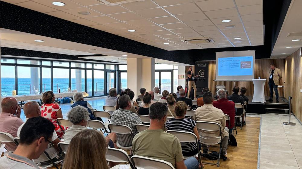 Propriétaires bailleurs réunis à la Soirée Bailleurs CENTURY 21 Océan Immobilier et Côte de Lumière